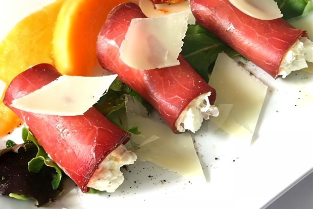 Рулетики из брезаолы с козьим сыром