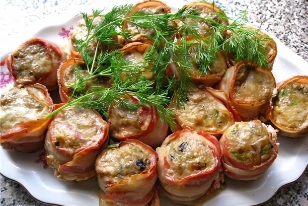 Рулетики из фарша с грибами, запеченные в беконе