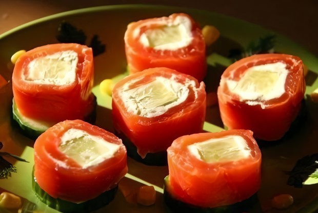 Рулетики из форели с огурцом и сливочным сыром