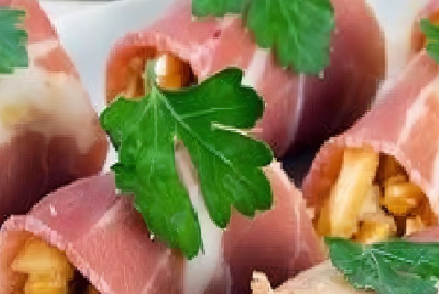 Рулетики из хамона с острым арахисом