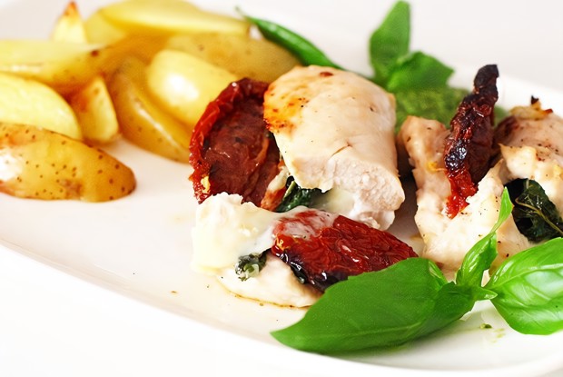 Рулетики из индейки с моцареллой