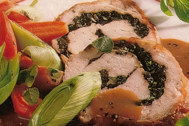 Рулетики из индейки со шпинатом и сыром в беконе