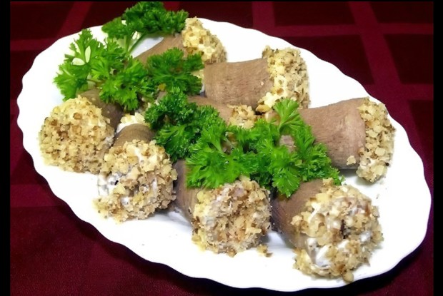 Рулетики из языка с грибами и грецкими орехами