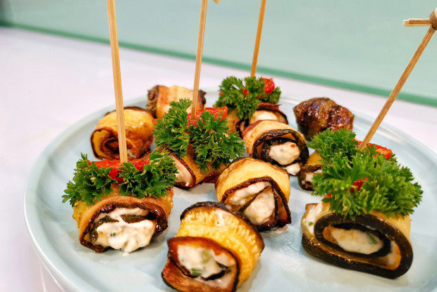 Рулетики из кабачка с нежной чесночно-сырной начинкой