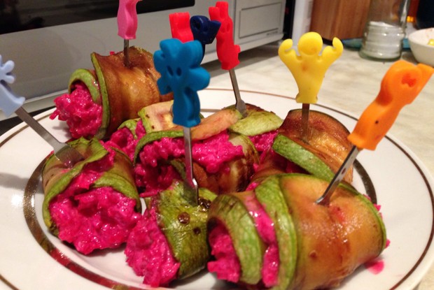 Рулетики из кабачка со свекольной начинкой