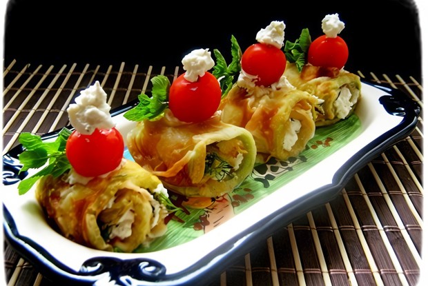 Рулетики из кабачков, мягкого сыра и чеснока