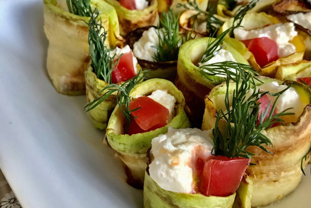 Рулетики из кабачков с помидорами