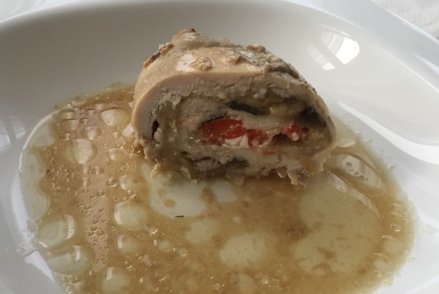Рулетики из куриной грудки с баклажанами и перцем