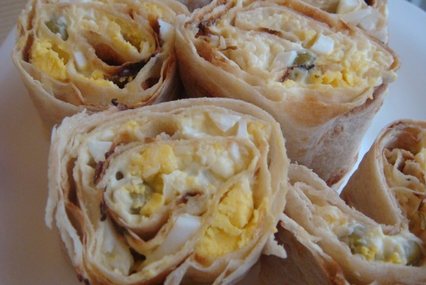 Рулетики из лаваша с сырным соусом