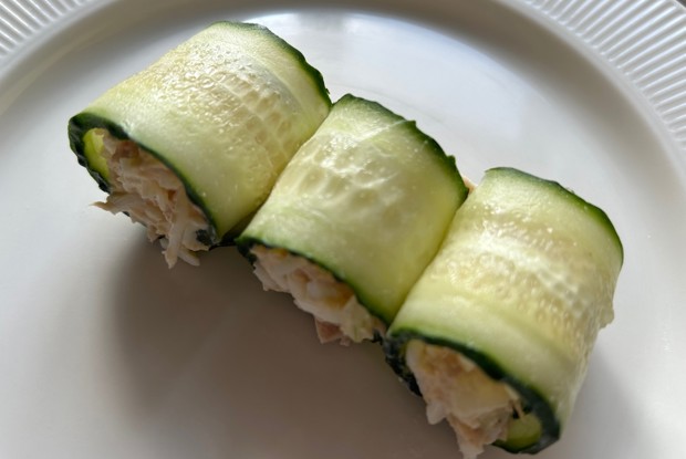 Рулетики из огурца с тунцом