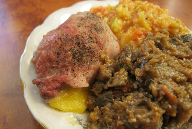 Рулетики из свинины с сыром, зеленью и персиками