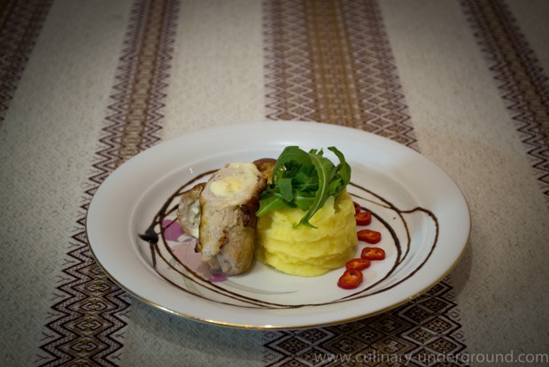 Рулетики из свинины в беконе с сыром дор-блю