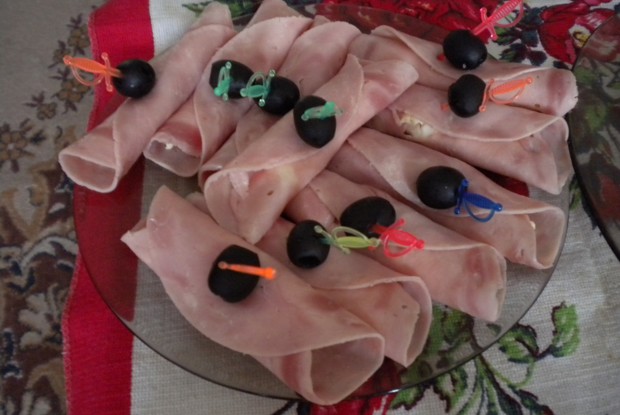 Рулетики из ветчины с сыром и яйцом