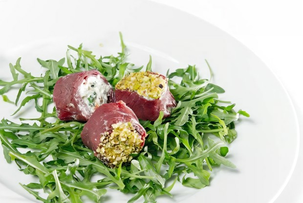 Рулетики с брезаолой, рикоттой и вялеными помидорами