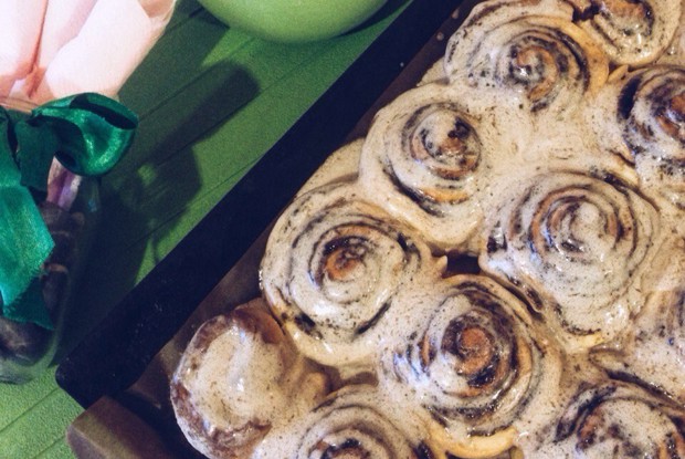 Рулетики с корицей под сырной глазурью