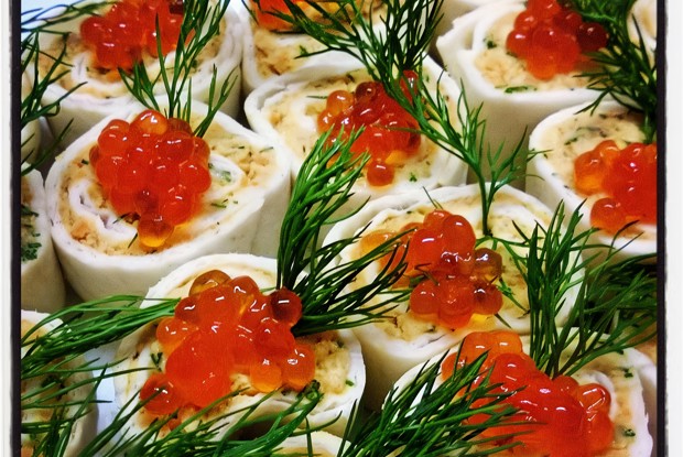 Рулетики с красной рыбой и икрой