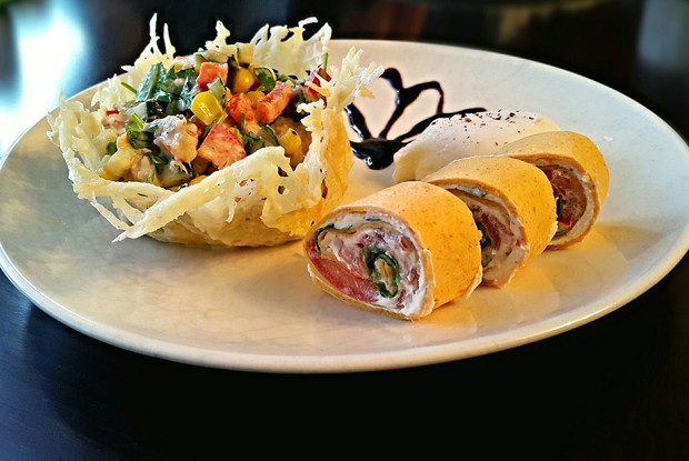 Рулетики с овощами и салат с креветками в сырной корзинке