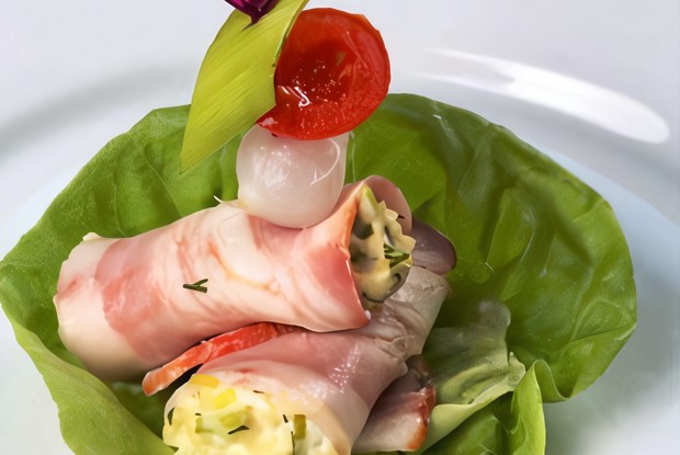 Рулетики с ветчиной и авокадо