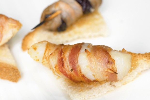 Рулеты из гребешков и чернослива на тостах