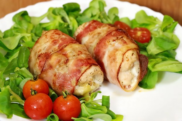 Рулеты из курицы в беконе с сыром