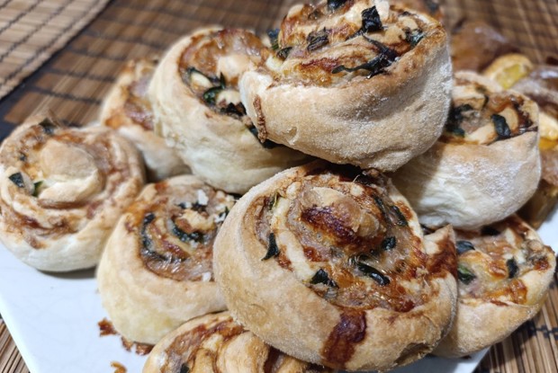 Рулеты из слоеного теста с мясом и шпинатом