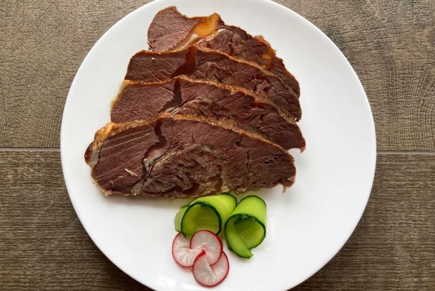 Рулька с паприкой и соевым соусом