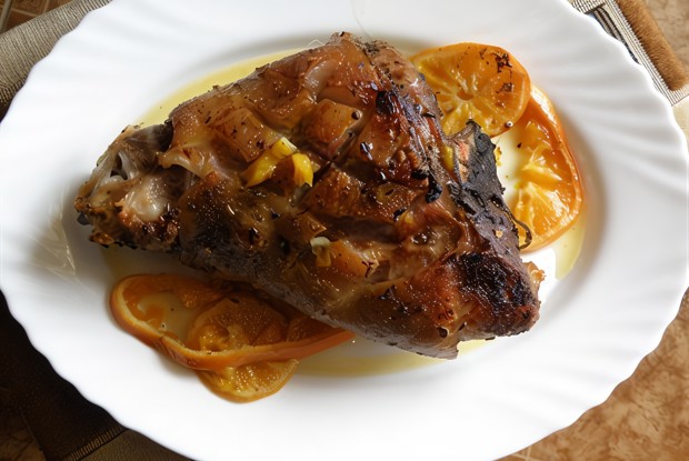 Рулька свиная, запеченая на мандаринах