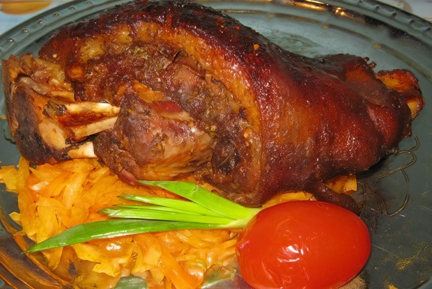 Рулька свиная, запеченая в духовке