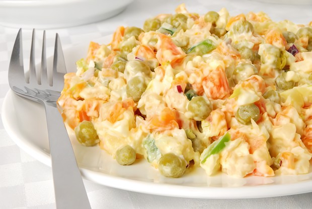 Русский овощной салат с горошком