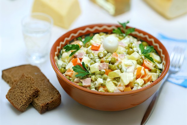 Русский салат с грибами