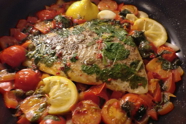 Рыба с чили, сладким перцем и помидорами черри