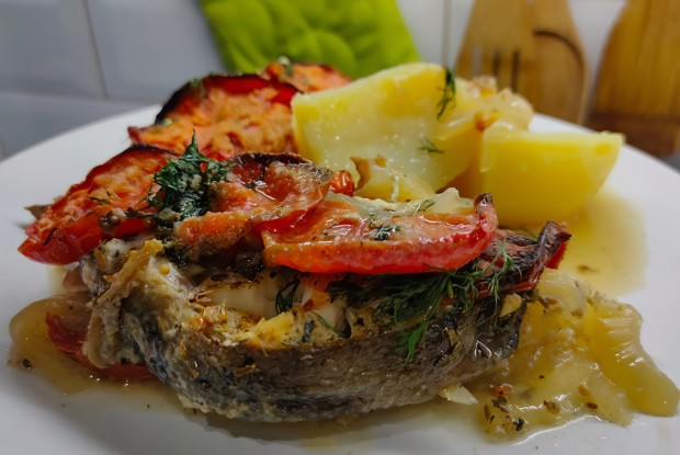 Рыба (зубатка) запеченная с помидорами и луком