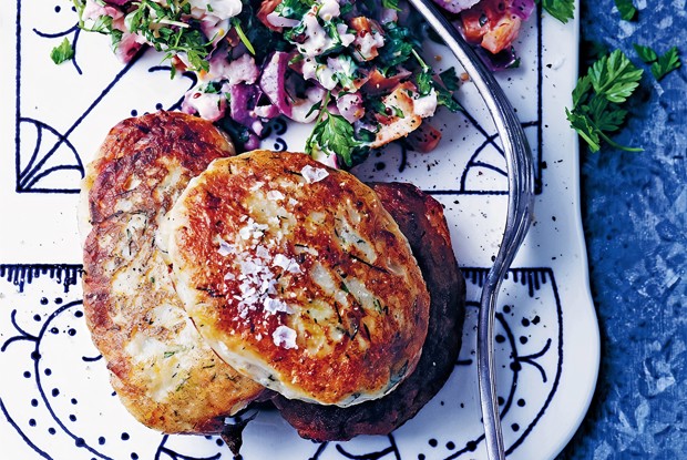 Рыбные котлеты с соусом тартар на скорую руку