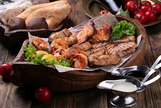 Рыбный ковчег с осетриной, стерлядью, семгой и креветками