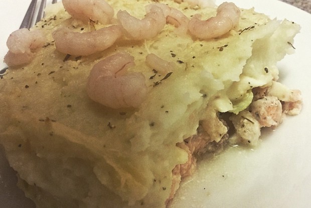 Рыбный пирог с креветками и картофельном пюре