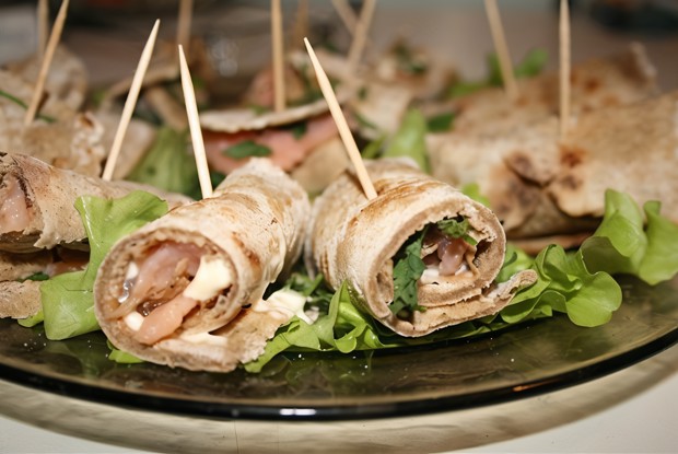 Ржаные рулетики с семгой