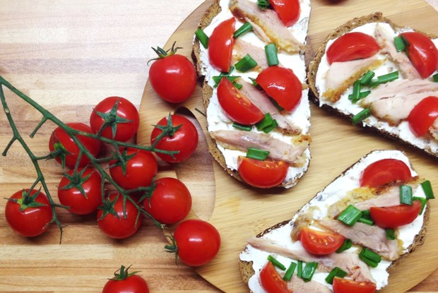 Ржанная брускетта с печенной в горчично-медовом соусе курицей