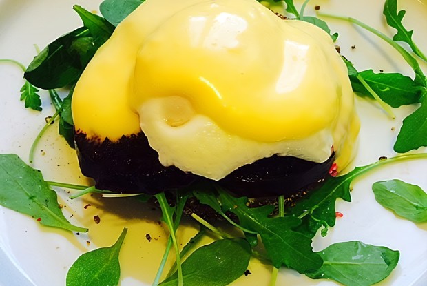 Ржаной тост с печеной свеклой, яйцом пашот и соусом «Голландез»