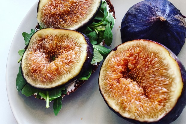 Ржаные тосты с инжиром и брынзой