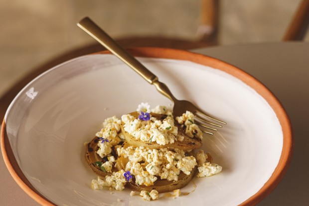 Сахарная свекла с домашним творогом, зеленью, орехами и медом