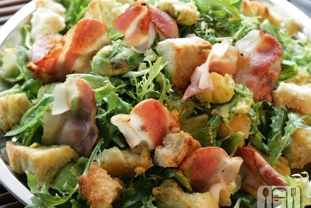 Салат айсберг с беконом и авокадо