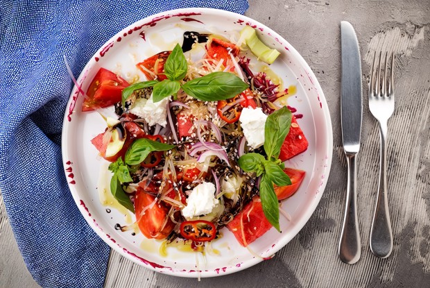 Салат арбуз с брынзой