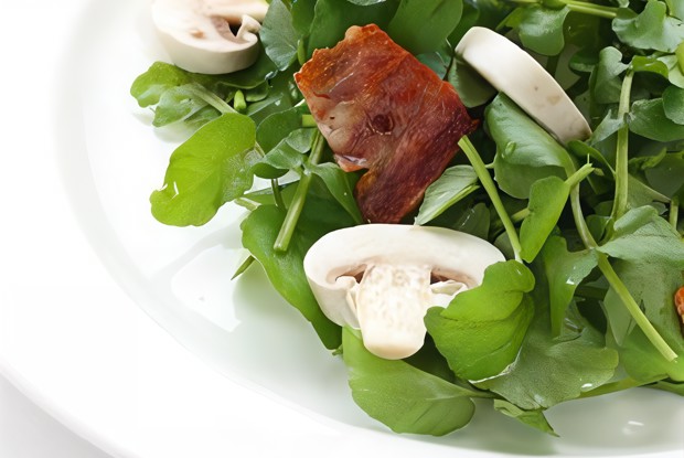 Салат-ассорти с жареными шампиньонами и копченым беконом