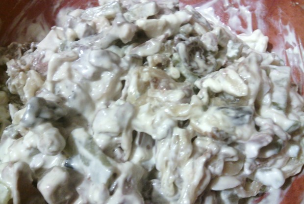 Салат «Белорусский» с печенью и сушеными грибами