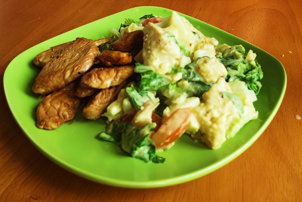 Салат «Цезарь» классический с курицей и горчичной заправкой