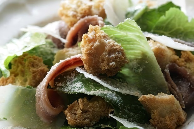 Салат «Цезарь» с анчоусами