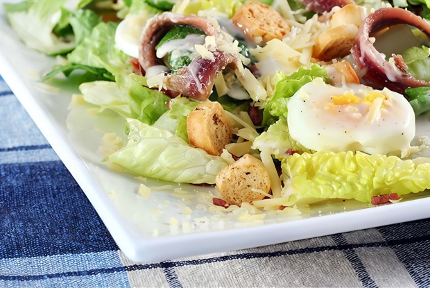 Салат «Цезарь» с анчоусным майонезом