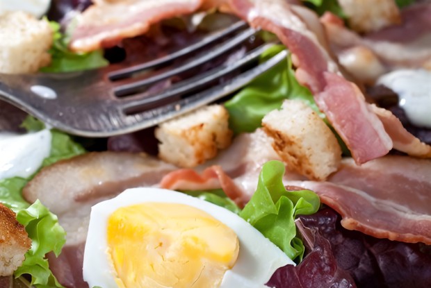 Салат «Цезарь» с беконом