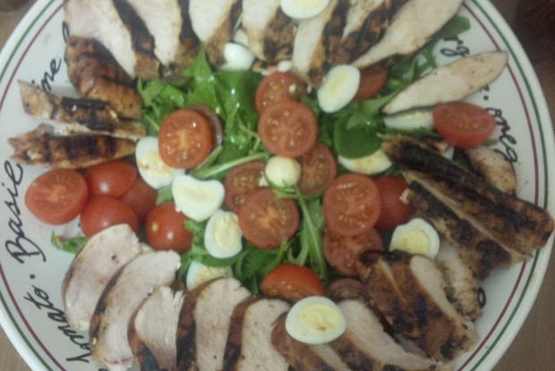 Салат «Цезарь» с чесночным майонезом