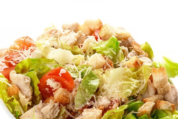 Салат «Цезарь» с чесночными сухариками и майонезом